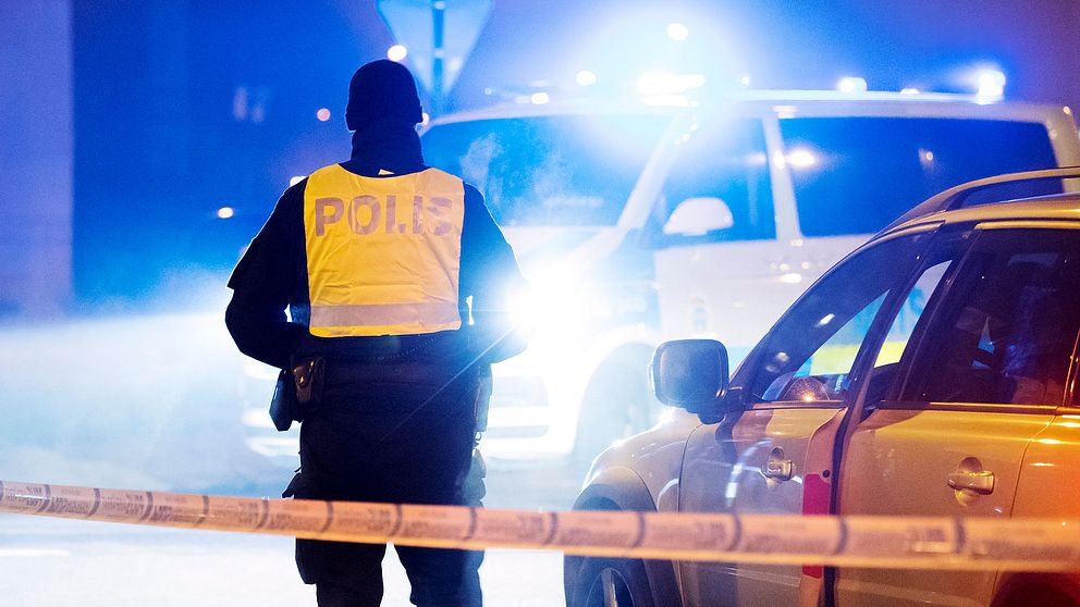 En polis spärrar av Eriksfältsgatan i Malmö efter en dödsskjutning i november.