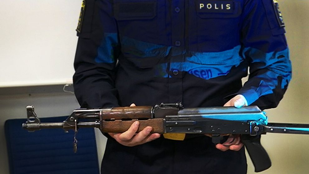Polisen visar en kalashnikov, ett av de vapen som finns i omlopp.