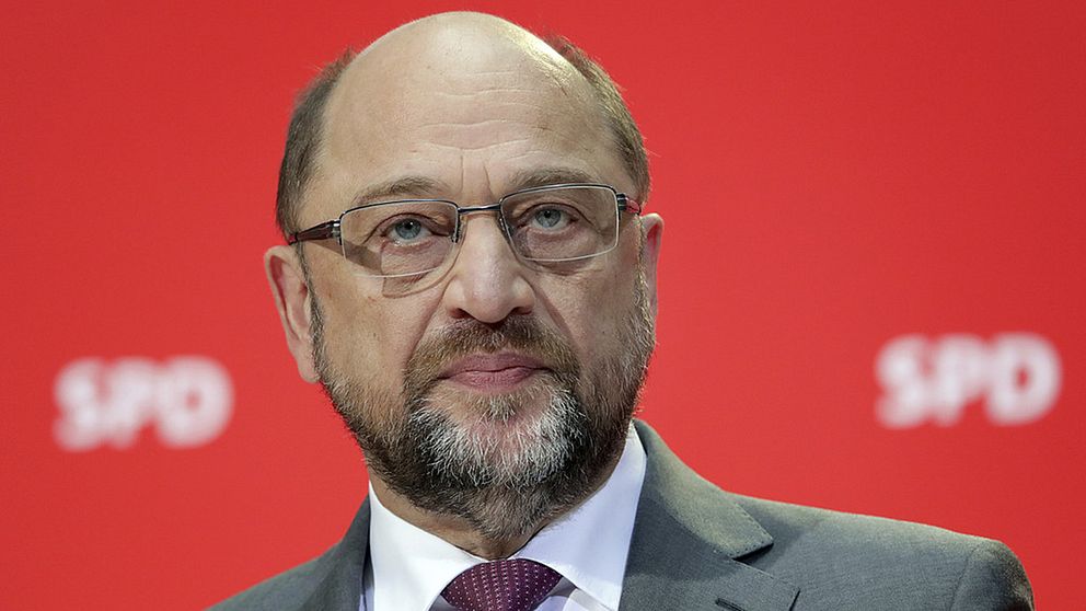 SPD:s partiledare Martin Schulz har satsat mycket prestige och hoppas att partiet godkänner fortsatta regeringsförhandlingar med Angela Merkel.