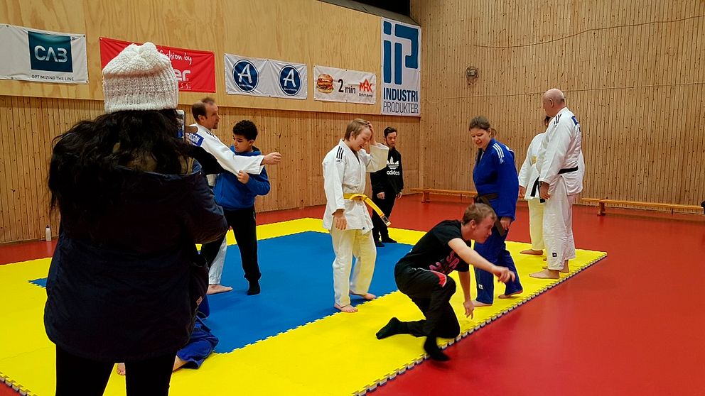 Besökare testar judo på Parasportens dag i Örebro