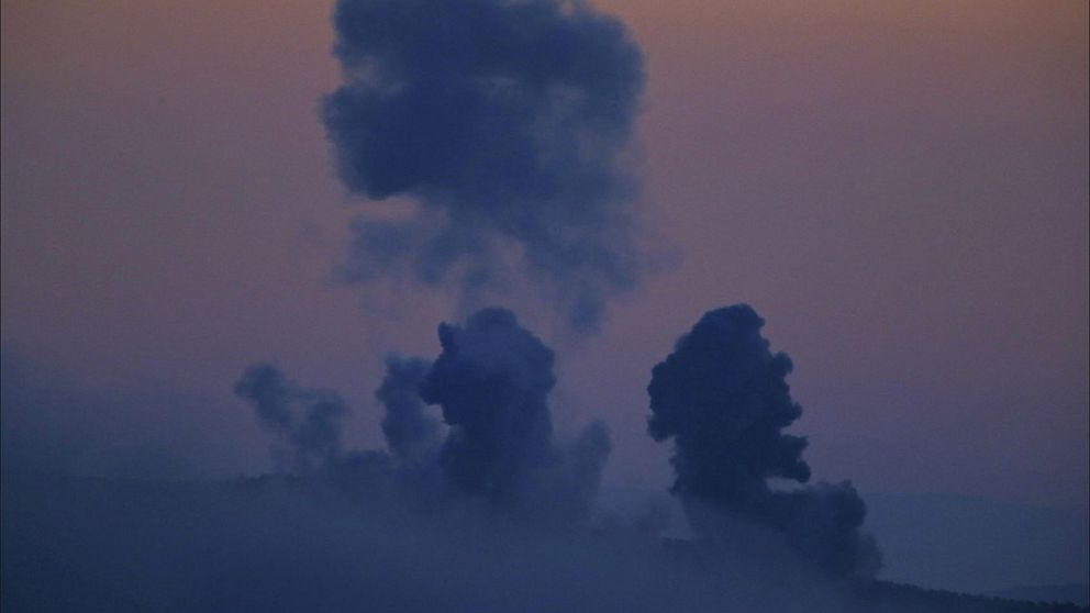 Rök stiger från Syrien efter att Turkiet attackerat kurdiska posteringar med flyg