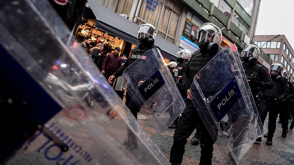 Turkisk kravallpolis patrullerar Istanbuls gator under söndagens demonstrationer.