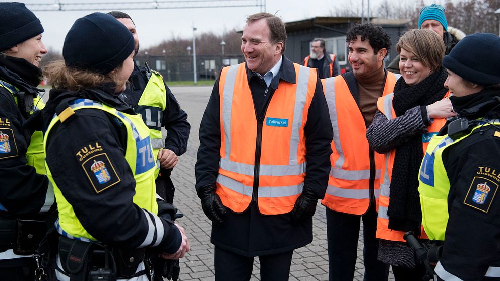 MALMÖ 20 180 122 Statsminister Stefan Löfven, civilminister Ardalan Shekarabi och kommunstyrelsens ordförande i Malmö Katrin Stjernfeldt Jammeh i samspråk med personal på tullen då ministrarna besökte tullen vid den svenska sidan av Öresundsbron på Lernacken utanför Malmö på måndagen.