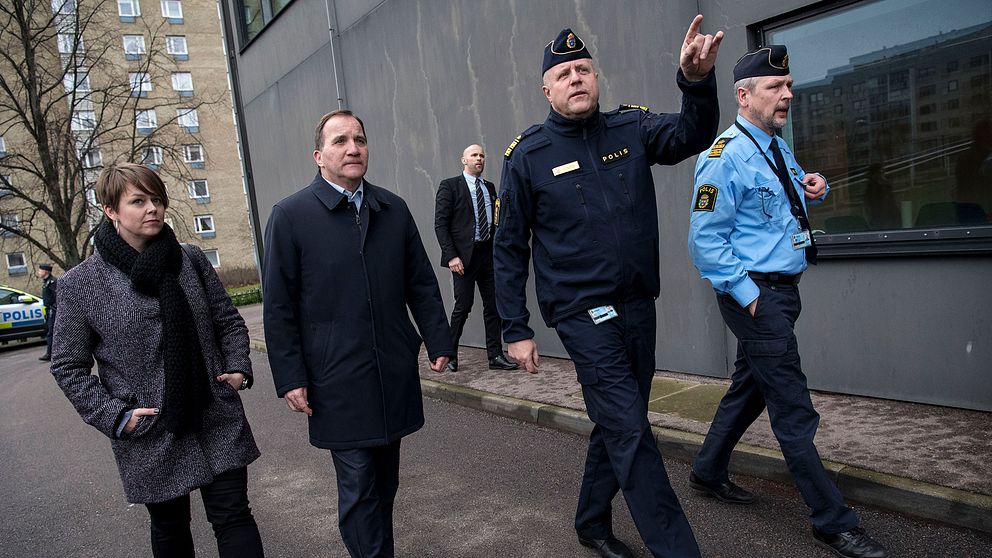 Malmös polismästare Stefan Sintéus pekar ut för statsminister Stefan Löfven (S) var bombattentatet mot polisstationen skedde.