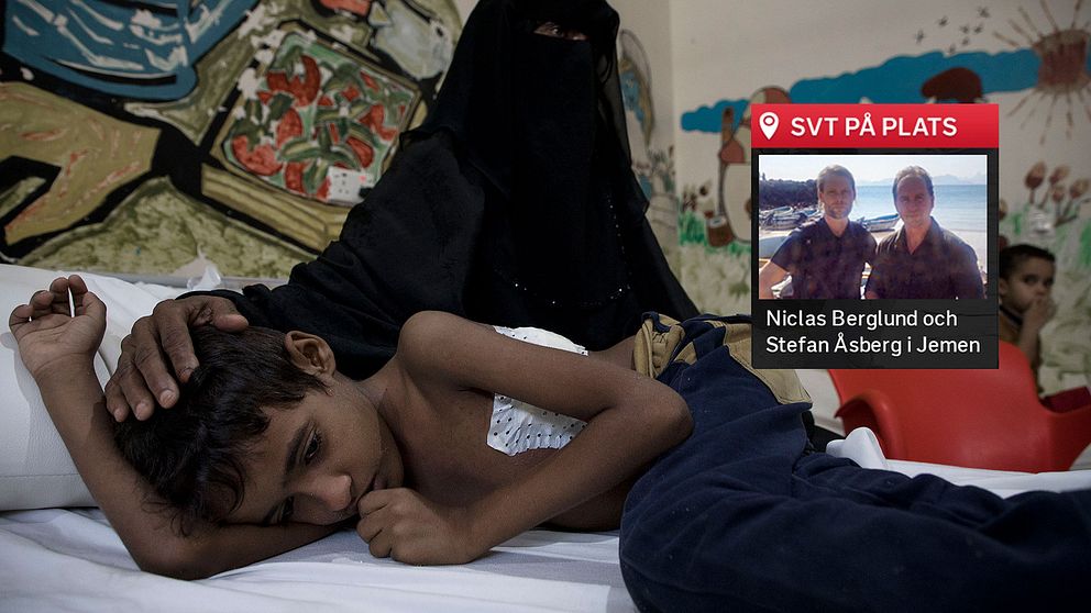 Ali ligger i sin säng på sjukhuset i Aden. Pojkens vänstra lunga punkterades när en splitter från en bomb träffade honom när han vilade i familjens hem.