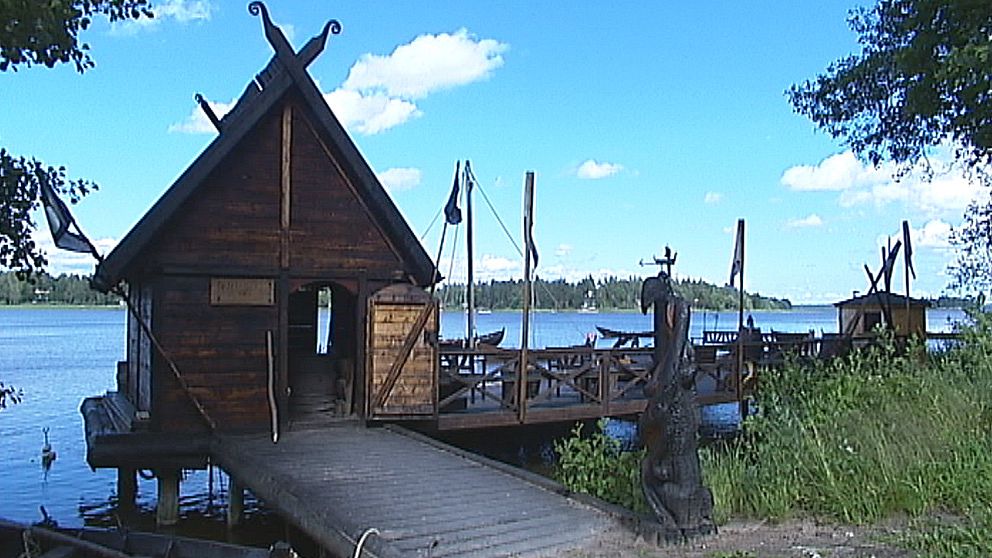 fornnordiskt hus på brygga vid vattnet