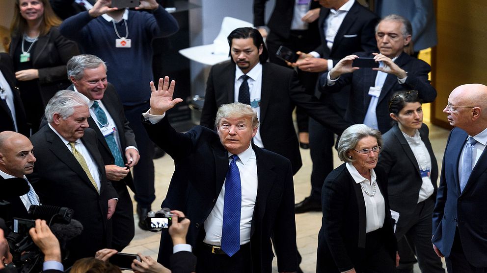 USA:s president Donald Trump vinkar till publiken när han anländer till kongresshallen i Davos.