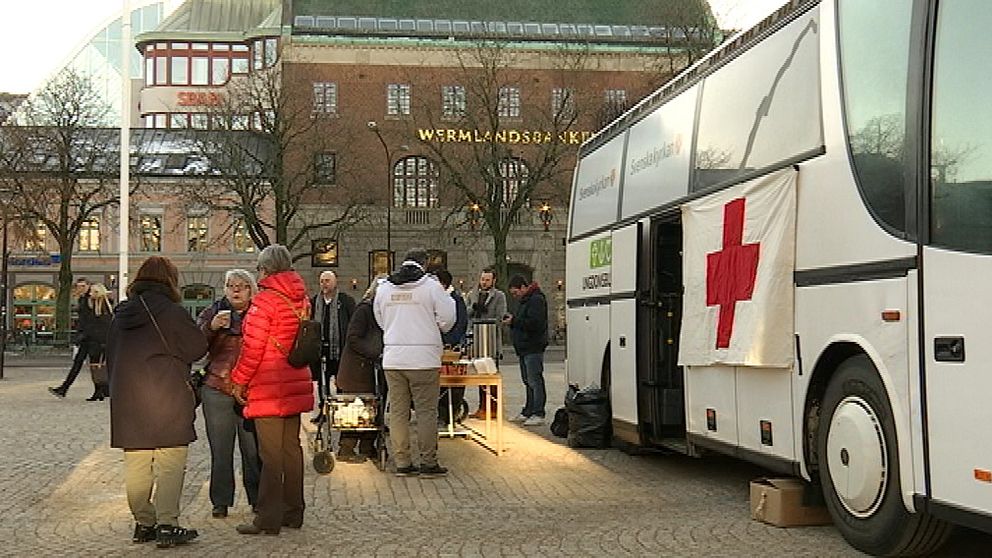 En vit buss med rött kors med en utställning i, på Stora torget i Karlstad.