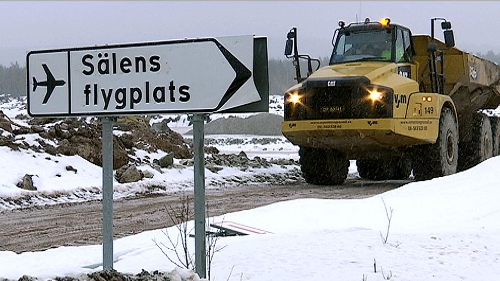 Skylt Sälens flygplats, arbetsfordon dumper