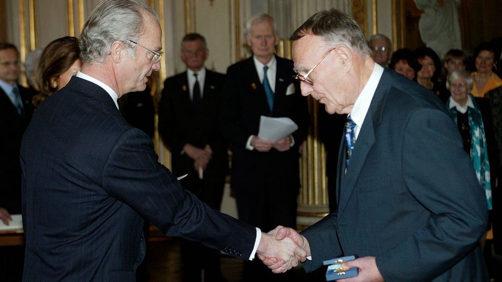 Ingvar Kamprad tar emot konungens medalj av kung Carl Gustaf den 29 januari 2004.