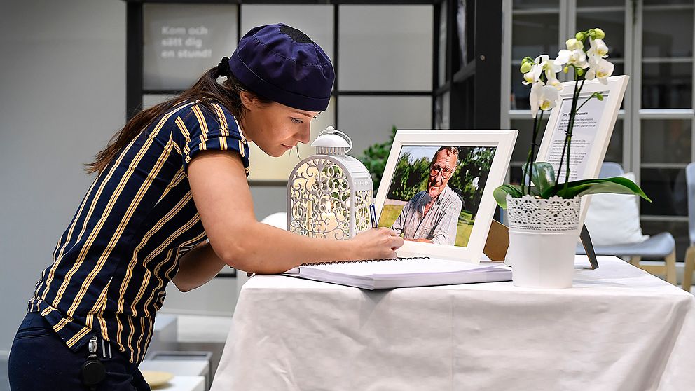 Tove Laxvik, som arbetar i kaféet på Ikea i Kungens Kurva, skriver sina kondoleanser till Ikeas grundare Ingvar Kamprad den 28 januari 2018.