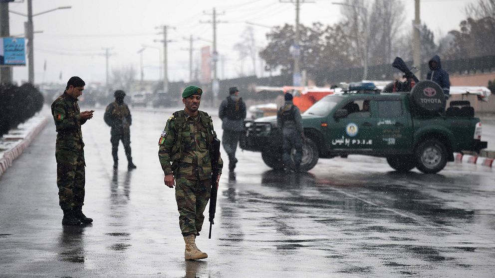 Afghansk säkerhetspersonal patrullerar i närheten av militärakademien Marshal Fahim.