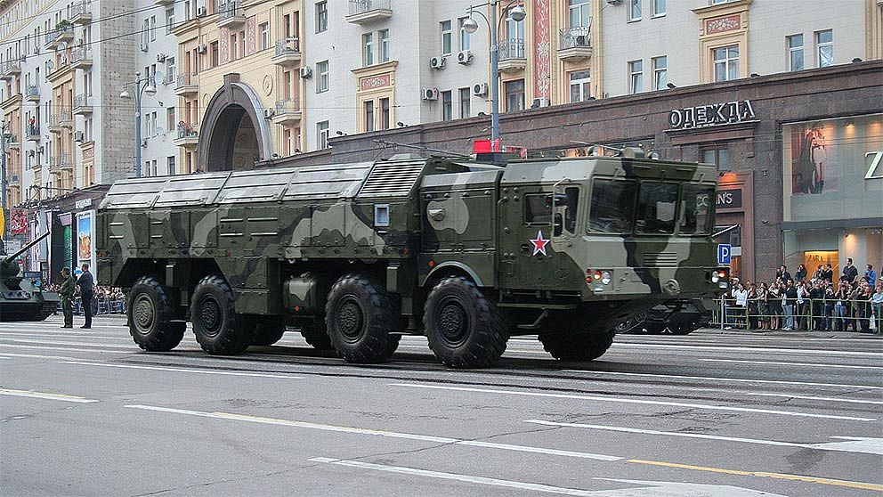 9K720 Iskander (NATO-rapporteringsnamn: SS-26 Stone) är en rysk mobil ballistisk kortdistansrobot. Här vid segerparaden i Moskva 2010.
