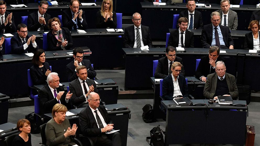 Parlamentsledamöterna från Alternativ för Tyskland applåderade inte när Tysklands flyktingpolitik lovordades av en överlevande efter förintelsen vid en minneshögtid i förbundsdagen.