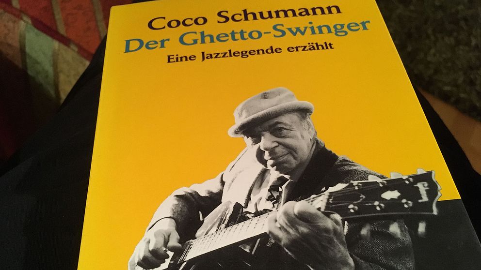 Coco Schumann berättar i sina memoarer om tiden som lägermusiker i Theresienstadt och i Auschwitz.