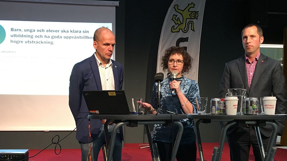 Kommunalråden Rickard Malmström (MP), Ilona Szatmàri Waldau och Erik Pelling (S) håller sin presentation.