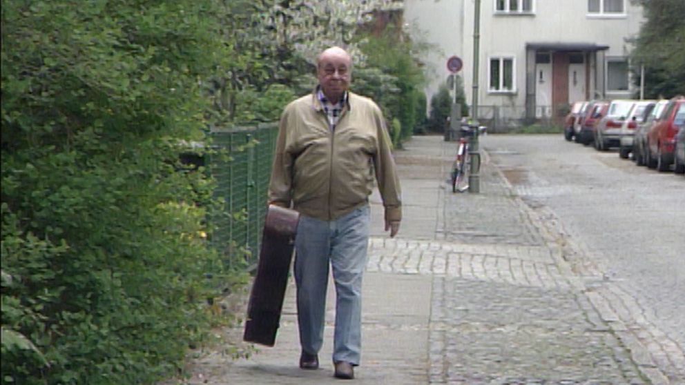 Coco Schumann återvände till Berlin efter sina år i lägren. Han ägnade hela sitt liv åt musiken.