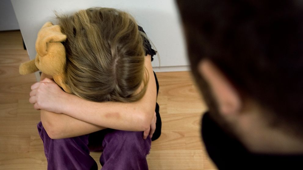 Vården missar att göra orosanmälningar när barn riskerar att fara illa, enligt Socialstyrelsen. Arkivbild.
