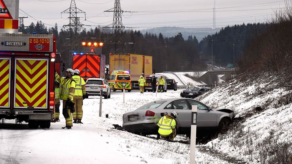 Flera olyckor i halkan på riksväg 40 utanför Borås under fredagsförmiddagen.