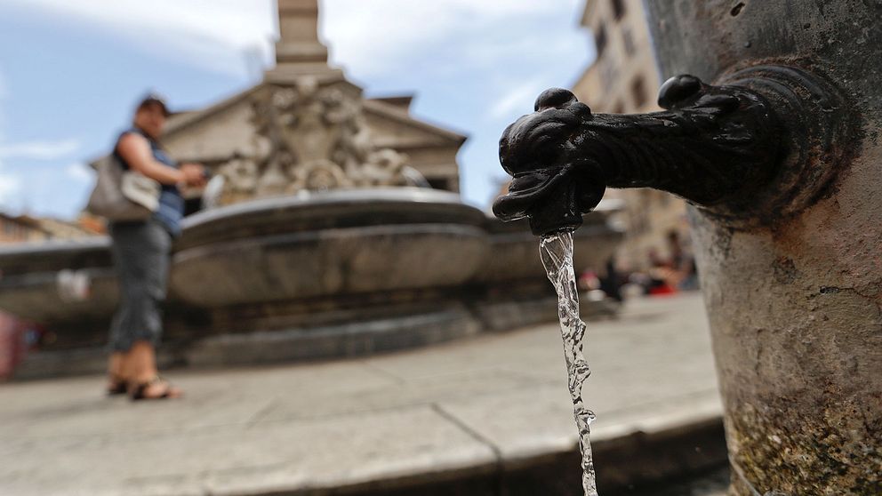Fontän med dricksvatten i Rom.