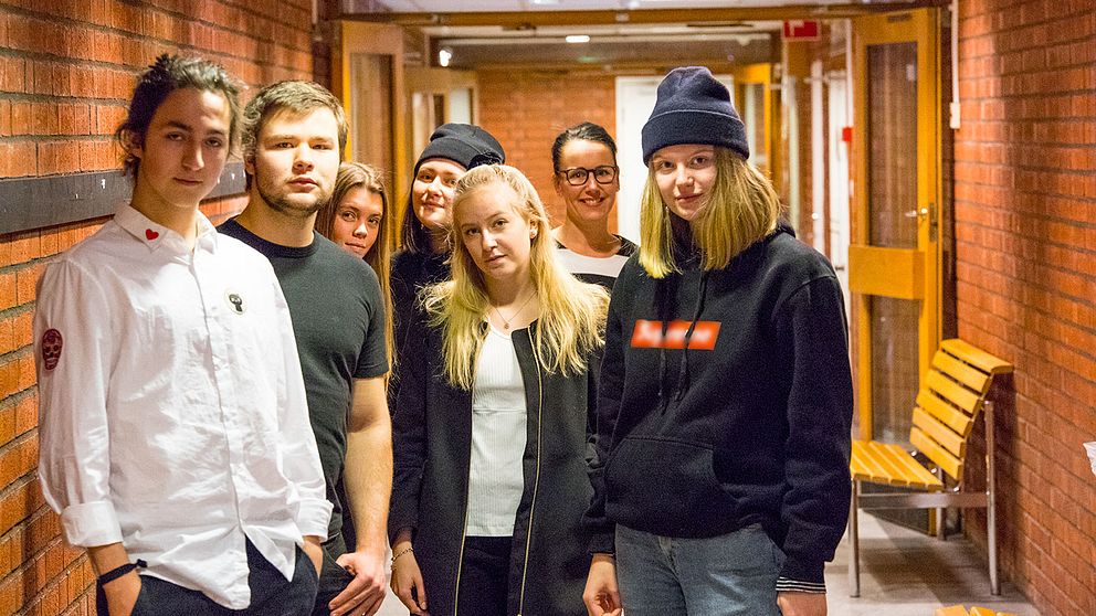 Elever och en lärare i korridoren på Tingsholms gymnasium.