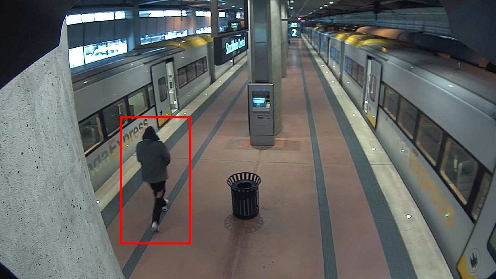 Bild från övervakningskamera föreställande Akilov på perrongen till Arlanda Express efter dådet.