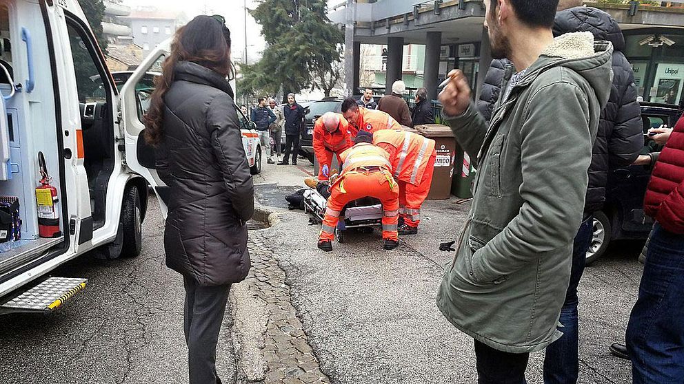 En skadad person efter skjutningen i Macerata