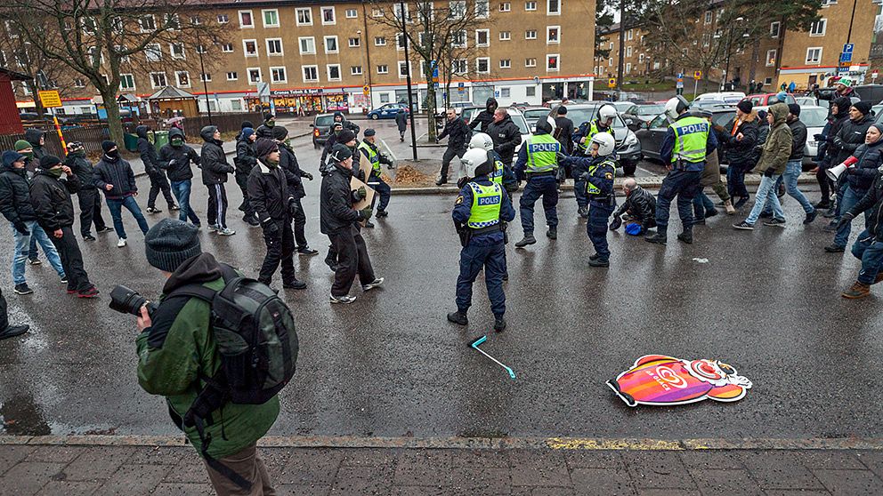 Ögonblicksbild från Kärrtorpsdemonstrationen i helgen, då aktivister från nazistiska Svenska Motståndsrörelsen attackerade folksamlingen.