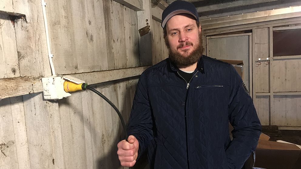Ett ryck och internet slocknar för 15 av Mathias Halls grannar. Från eljacket i garaget går en 60 meter lång strömkabel till Bredbandsbolagets teknikskåp för fiber.