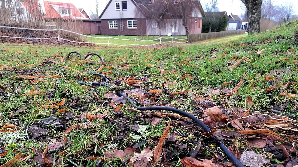 Den långa strömkabeln mellan Mathias garage och teknikskåpet ligger på marken helt oskyddad.