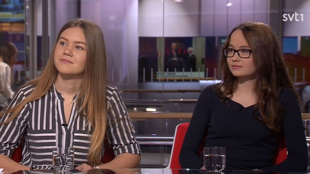 Alice Lundberg och Clara Andersson, högstadieelever som vill lära vuxna bete sig på nätet.