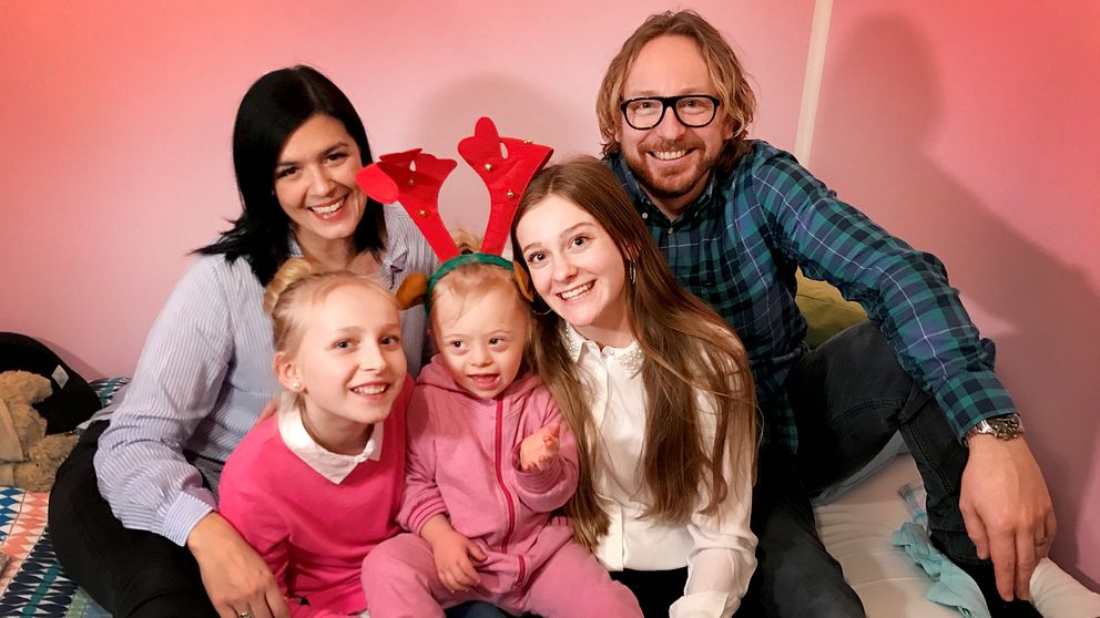 Familjen Wenthe samlad, Linda och Niclas tillsammans med de tre barnen.