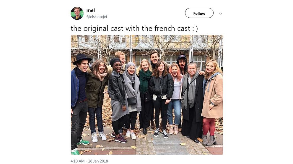 Ett fan-konto på Twitter har lagt upp en bild där skådespelarna från norska Skam och franska Skam möts. Det är sammanlagt 12 personer som står och håller armarna om varandra framför en skolbyggnad.