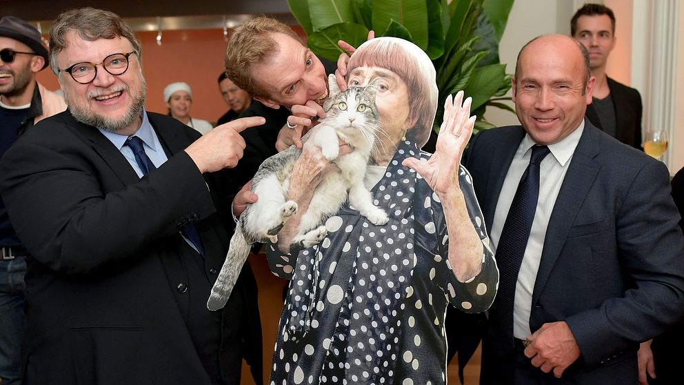 Guillermo del Toro, Doug Jones, och J. Miles Dale tillsammans med Agnès Varda i kartong