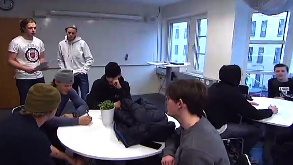 Klassrum med flera manliga elever.