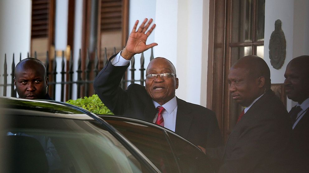En bild på Sydafrikas president Jacob Zuma på väg in i en bil.