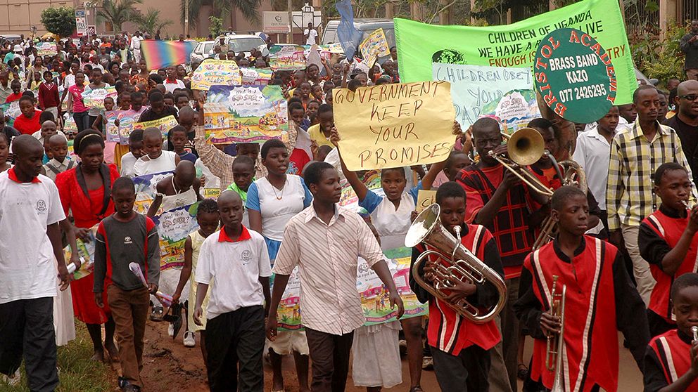 Tusentals barn deltar i en demonstration mot homosexuellas rättigheter i Ugandas huvudstad Kampala, januari 2010.