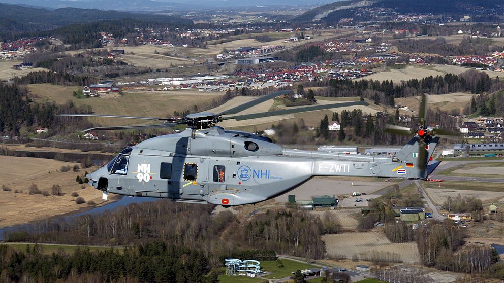 En prototyp av helikoptern NH-90 flyger i luften.