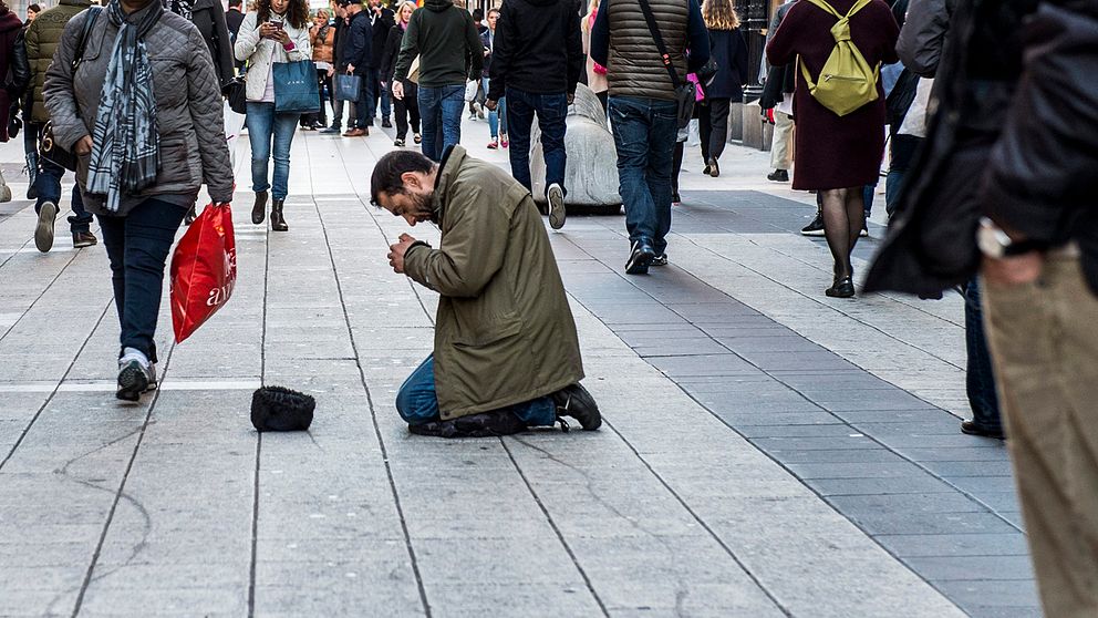 Tiggare på Drottninggatan i Stockholm /arkivbild okt 2015