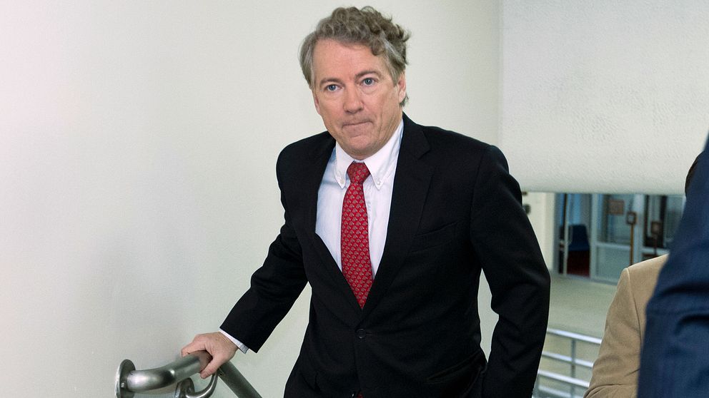 Rand Paul går i en trappa på väg in i kammaren i Capitol Hill.