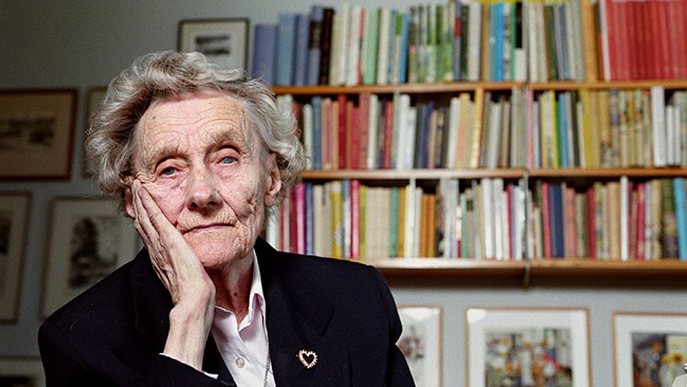 Astrid Lindgren i sitt hem på Dalagatan 34 år 1997. Snart kan dörrarna till lägenheten öppnas upp för allmänheten.