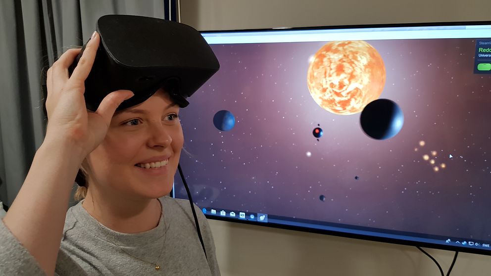 Josefine Nittler testar VR på Ångströmlaboratoriet.