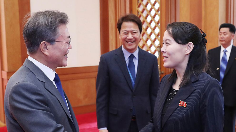 Sydkoreas president Moon Jae-in skakar hand med Kim Yo-jong, syster till Nordkoreas ledare Kim Jong-un.