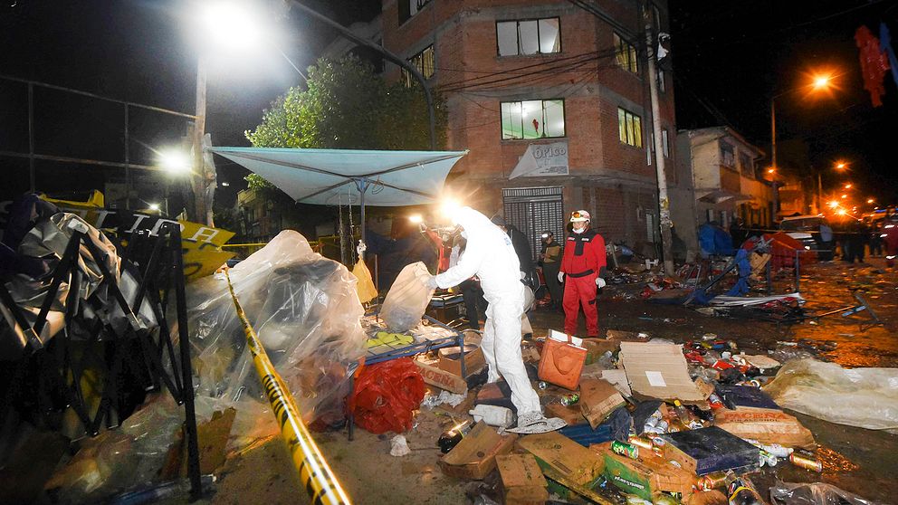 Räddningspersonal på plats vid marknadsståndet efter den kraftiga explosionen i närheten av karnevalen.