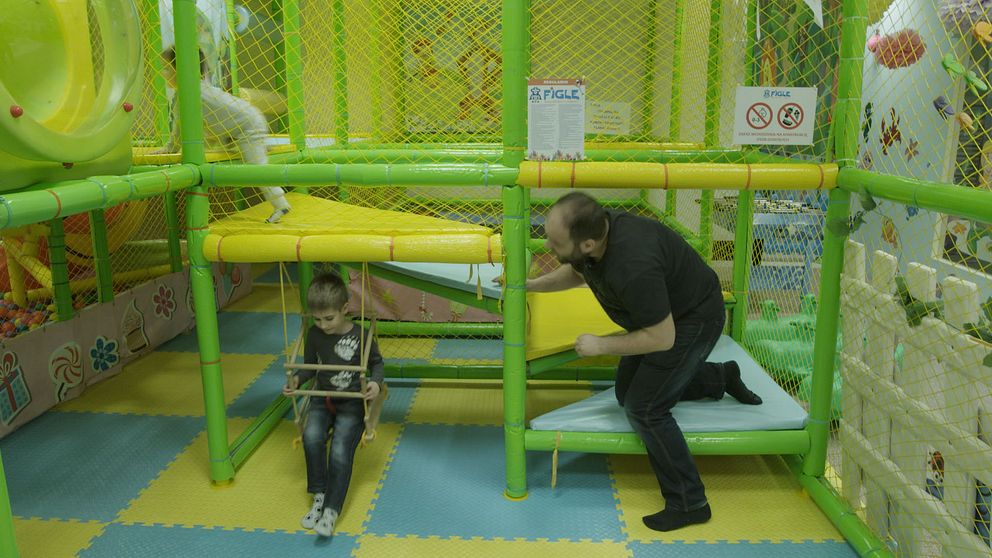 Marcin Kreis besöker ett lekland med sina barn.