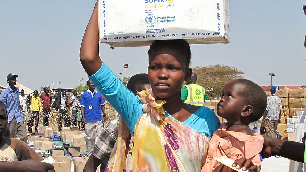En kvinna och hennes barn som sökt skydd i ett flyktingläger får ett matpaket via World Food Program. Spänningarna i Sydsudan ökar och det kommer uppgifter om att massgravar har hittats.