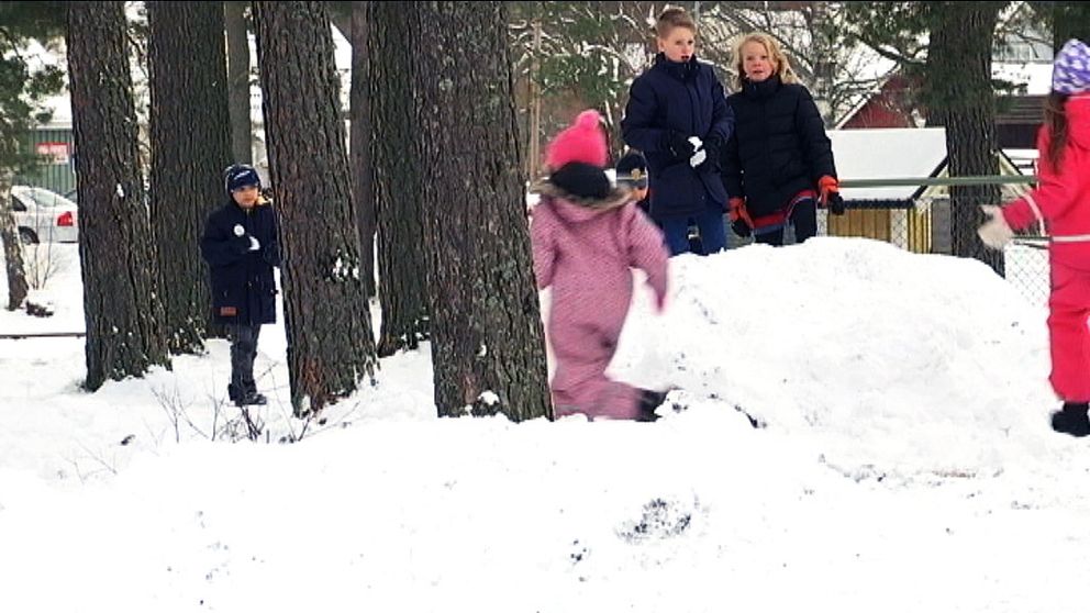 Barn som leker i snön.