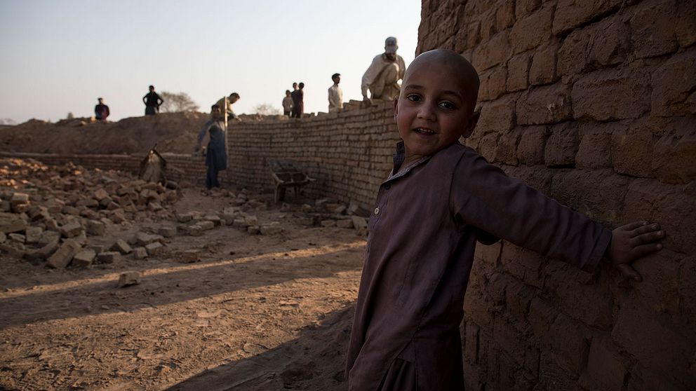 Barnarbete är ett känt problem i Pakistan, trots att landet förbjuder att man utnyttjar barn. På landets tegelfabriker är barnarbete vanligt förekommande.