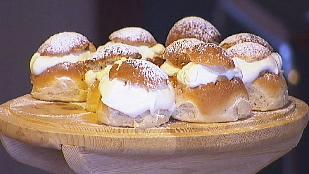 semlor på ett träfat