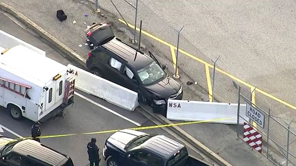 Polis undersöker brottsplatsen i Fort Meade, Maryland. På bilden syns den svarta SUV som misstänks ha varit inblandad i dådet.